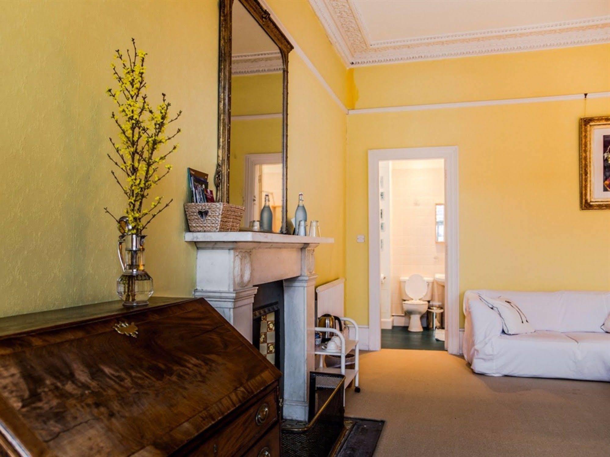 Winter Cherry Bed & Breakfast Единбург Екстер'єр фото